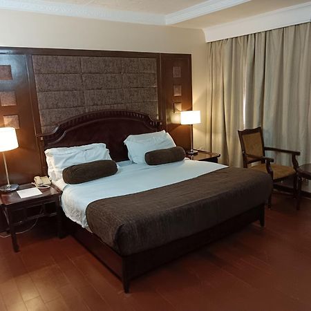 Owu Crown Hotel Ибадан Экстерьер фото