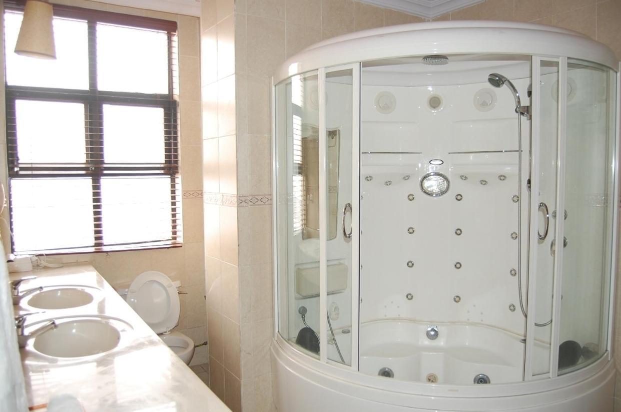 Owu Crown Hotel Ибадан Номер фото