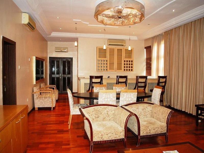 Owu Crown Hotel Ибадан Экстерьер фото