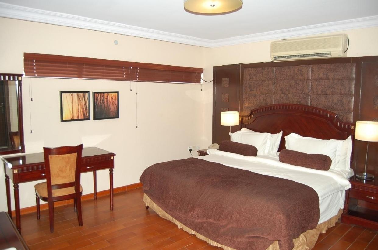 Owu Crown Hotel Ибадан Номер фото