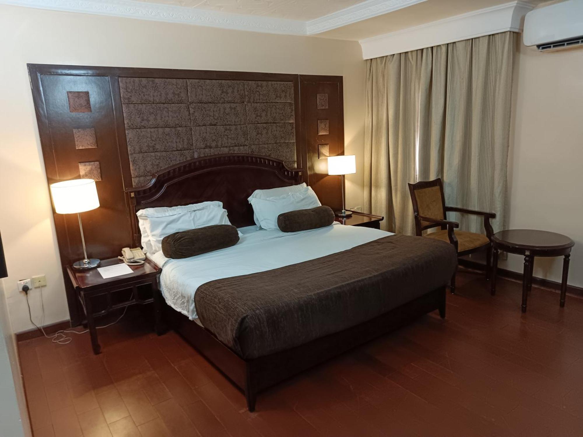 Owu Crown Hotel Ибадан Экстерьер фото